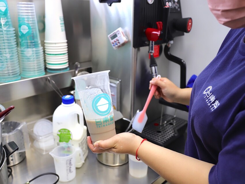 100%純茶飲堅持給你純天然感受/大推黑糖波霸鮮奶.綠豆沙系列/附設ECOCO智慧回收站.回收瓶罐還能折抵消費