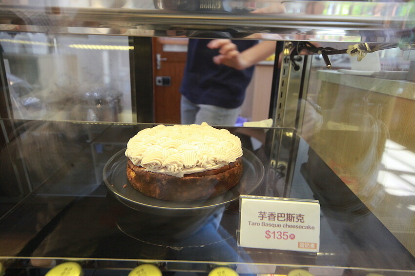 屏東縣屏東市吃。屏東縣|屏東市。「必勝烘焙研製所」勝利星村創意生活園區美食,店家招牌巴斯克在2019年被紐約時報評選