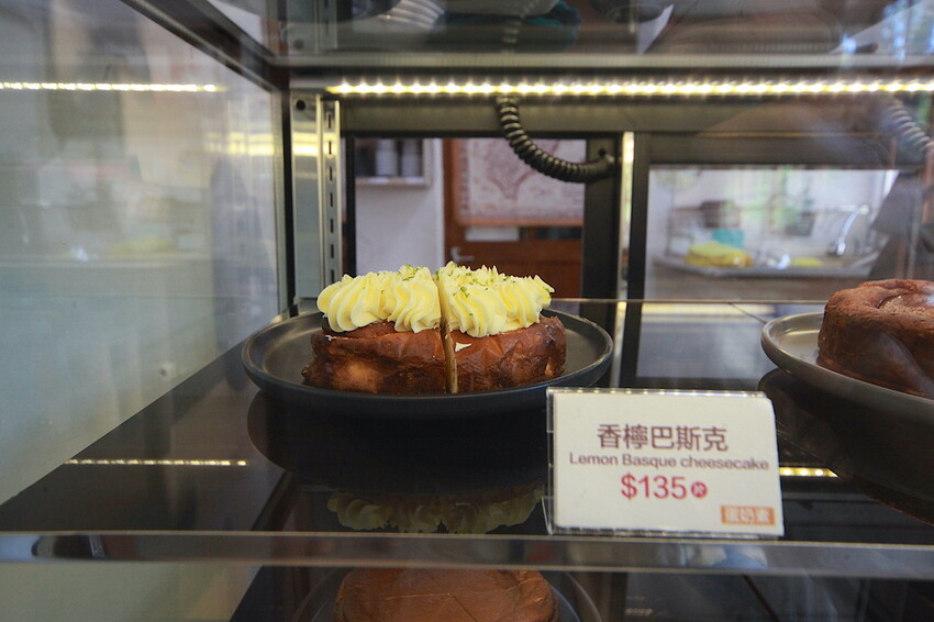 屏東縣屏東市吃。屏東縣|屏東市。「必勝烘焙研製所」勝利星村創意生活園區美食,店家招牌巴斯克在2019年被紐約時報評選