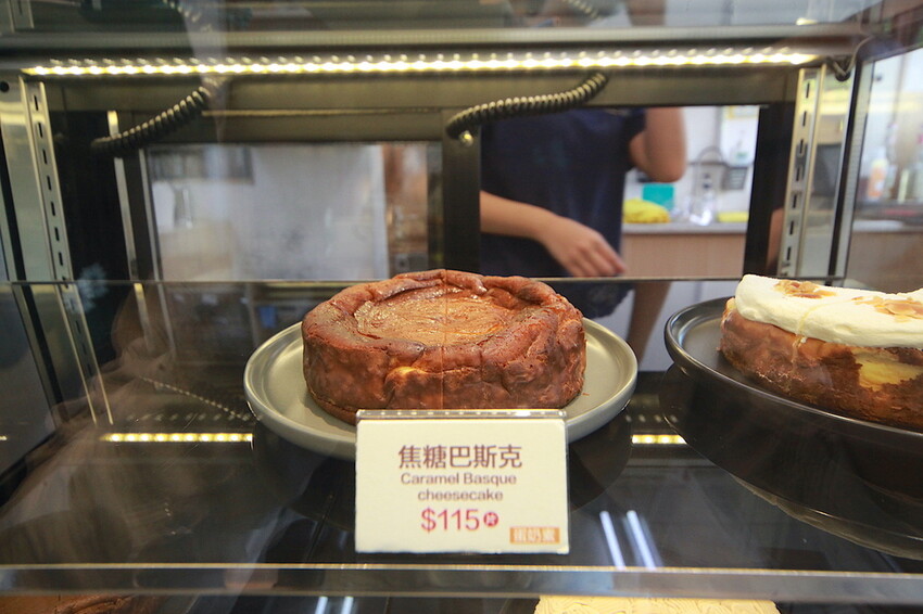 屏東縣屏東市吃。屏東縣|屏東市。「必勝烘焙研製所」勝利星村創意生活園區美食,店家招牌巴斯克在2019年被紐約時報評選