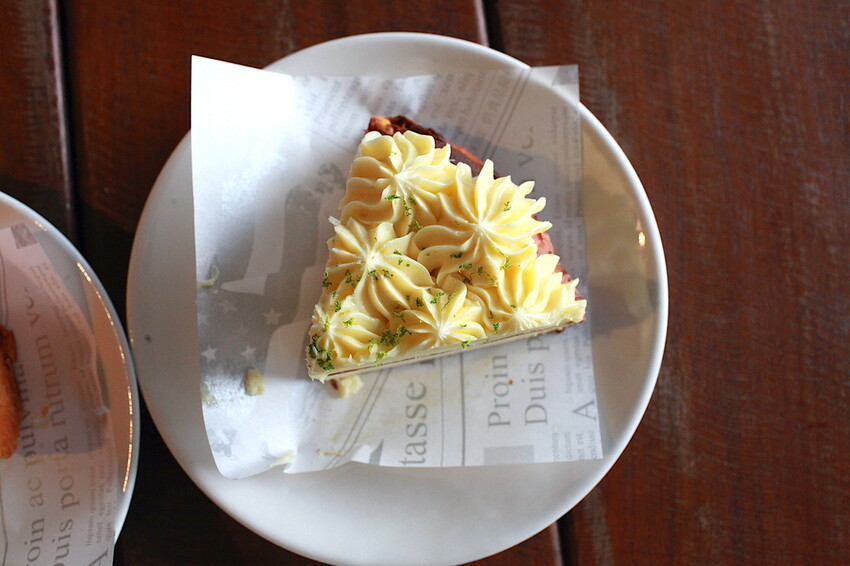 屏東縣屏東市吃。屏東縣|屏東市。「必勝烘焙研製所」勝利星村創意生活園區美食,店家招牌巴斯克在2019年被紐約時報評選