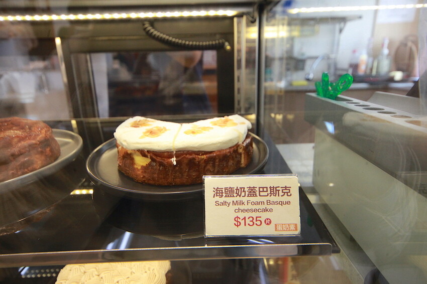 屏東縣屏東市吃。屏東縣|屏東市。「必勝烘焙研製所」勝利星村創意生活園區美食,店家招牌巴斯克在2019年被紐約時報評選