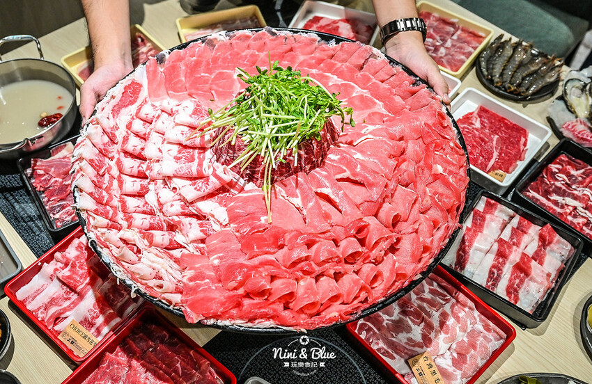 鬥牛士二鍋 | 台中吃到飽推薦,台中後火車站大魯閣新時代火鍋、壽喜燒吃到飽,平日午餐358元起 @Nini and Blue 玩樂食記