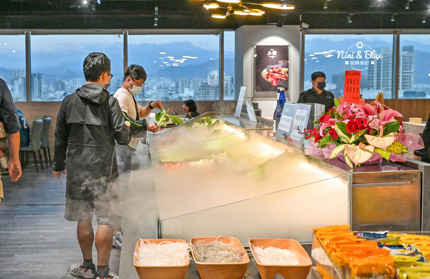 鬥牛士二鍋 | 台中吃到飽推薦,台中後火車站大魯閣新時代火鍋、壽喜燒吃到飽,平日午餐358元起 @Nini and Blue 玩樂食記