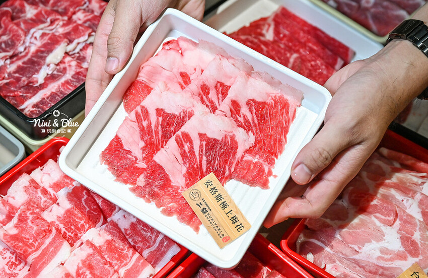 鬥牛士二鍋 | 台中吃到飽推薦,台中後火車站大魯閣新時代火鍋、壽喜燒吃到飽,平日午餐358元起 @Nini and Blue 玩樂食記