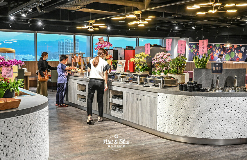 鬥牛士二鍋 | 台中吃到飽推薦,台中後火車站大魯閣新時代火鍋、壽喜燒吃到飽,平日午餐358元起 @Nini and Blue 玩樂食記