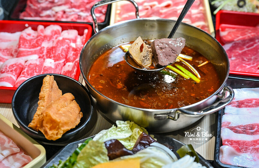 鬥牛士二鍋 | 台中吃到飽推薦,台中後火車站大魯閣新時代火鍋、壽喜燒吃到飽,平日午餐358元起 @Nini and Blue 玩樂食記