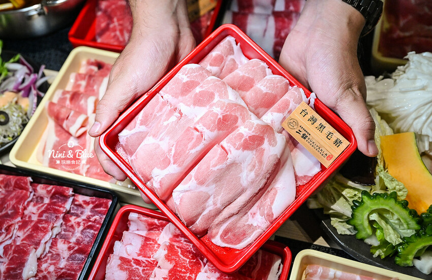 鬥牛士二鍋 | 台中吃到飽推薦,台中後火車站大魯閣新時代火鍋、壽喜燒吃到飽,平日午餐358元起 @Nini and Blue 玩樂食記