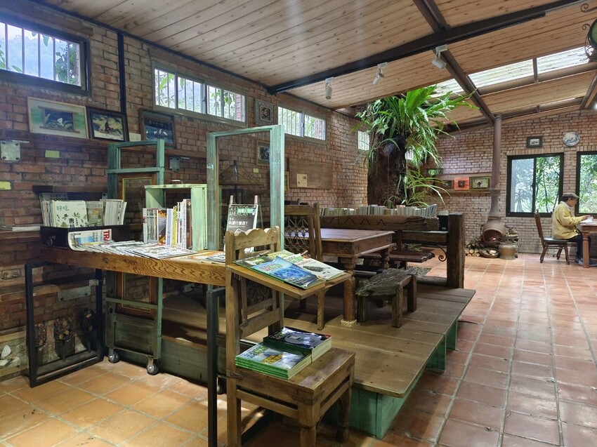 396951.jpg - 【新竹.尖石】自然在家書坊。寧靜玻璃屋超適合閱讀。闆娘不藏私與顧客分享藏書。咖啡+甜點需fb預約