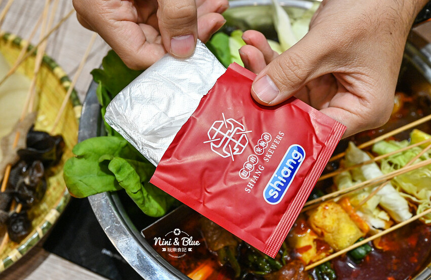 一串只要10元，超過100種口味，正宗川味麻辣串串鍋，加入LINE好友就送5支串串兌換券！-妮妮布魯