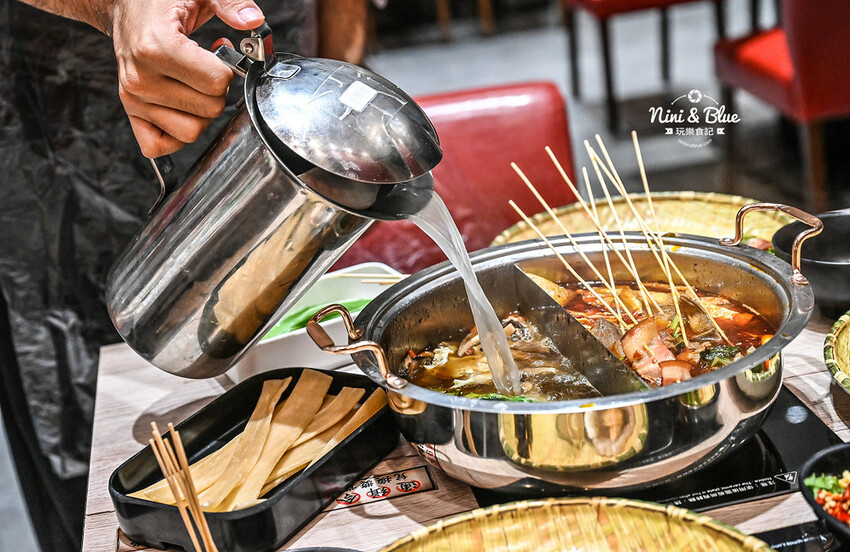 一串只要10元，超過100種口味，正宗川味麻辣串串鍋，加入LINE好友就送5支串串兌換券！-妮妮布魯