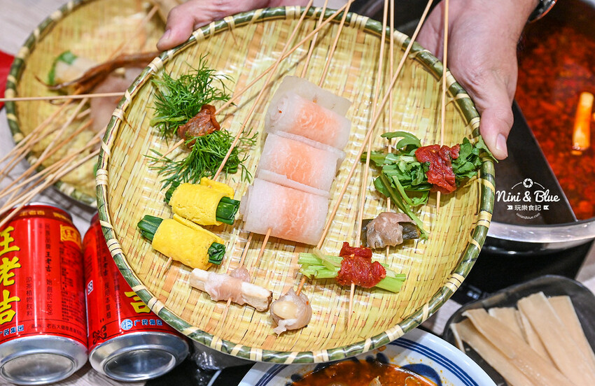 一串只要10元，超過100種口味，正宗川味麻辣串串鍋，加入LINE好友就送5支串串兌換券！-妮妮布魯
