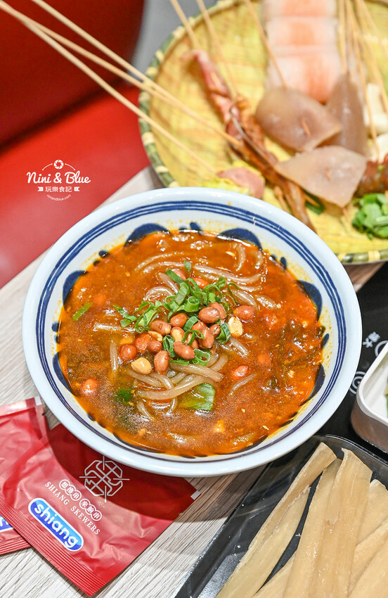 一串只要10元，超過100種口味，正宗川味麻辣串串鍋，加入LINE好友就送5支串串兌換券！-妮妮布魯