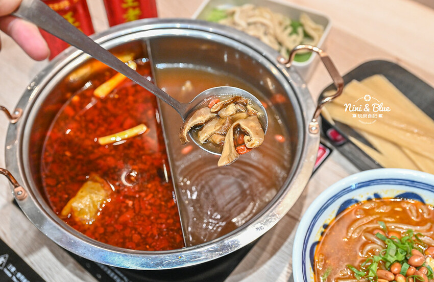 一串只要10元，超過100種口味，正宗川味麻辣串串鍋，加入LINE好友就送5支串串兌換券！-妮妮布魯