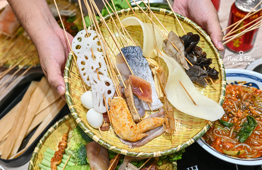 一串只要10元，超過100種口味，正宗川味麻辣串串鍋，加入LINE好友就送5支串串兌換券！-妮妮布魯