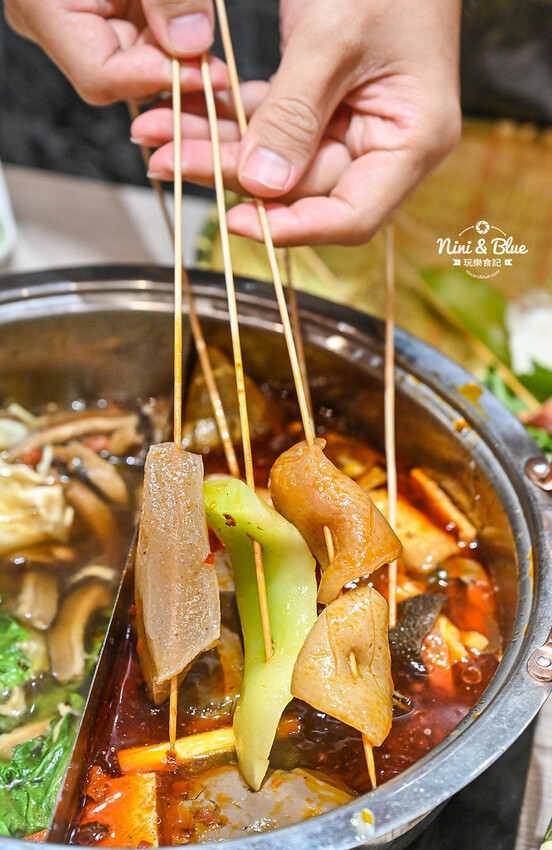 一串只要10元，超過100種口味，正宗川味麻辣串串鍋，加入LINE好友就送5支串串兌換券！-妮妮布魯