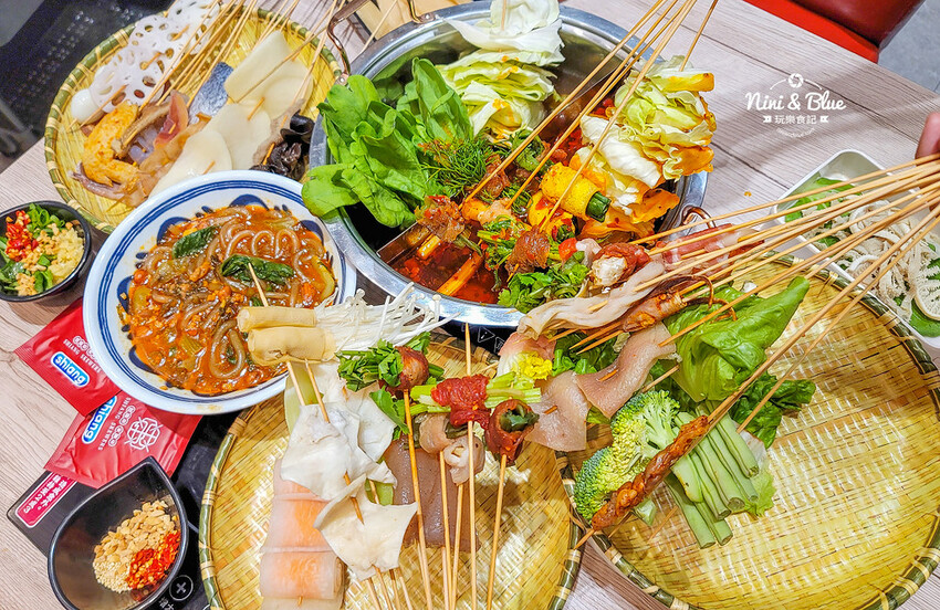 一串只要10元，超過100種口味，正宗川味麻辣串串鍋，加入LINE好友就送5支串串兌換券！-妮妮布魯