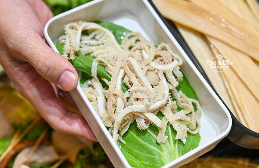 一串只要10元，超過100種口味，正宗川味麻辣串串鍋，加入LINE好友就送5支串串兌換券！-妮妮布魯