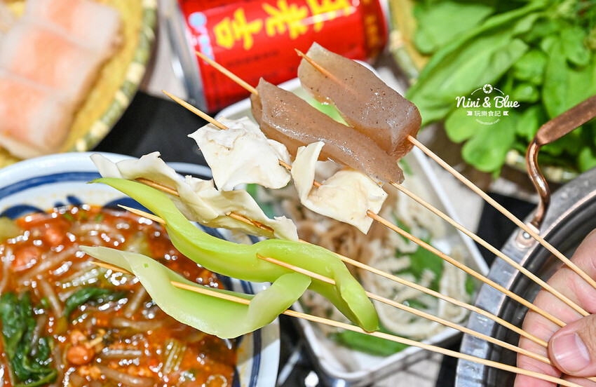 一串只要10元，超過100種口味，正宗川味麻辣串串鍋，加入LINE好友就送5支串串兌換券！-妮妮布魯