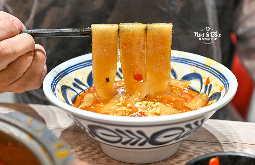 一串只要10元，超過100種口味，正宗川味麻辣串串鍋，加入LINE好友就送5支串串兌換券！-妮妮布魯