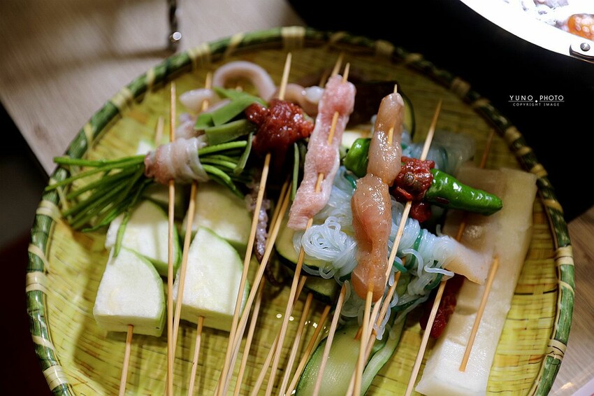 台中市西屯區道地四川噴香麻辣鍋 超過百種串串 一起實現撸串自由|餉串串-麻辣串串香(台中西屯麻辣串串鍋推薦)