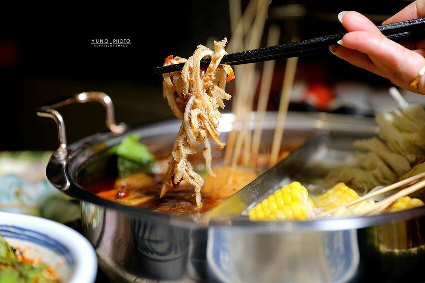 台中市西屯區道地四川噴香麻辣鍋 超過百種串串 一起實現撸串自由|餉串串-麻辣串串香(台中西屯麻辣串串鍋推薦)