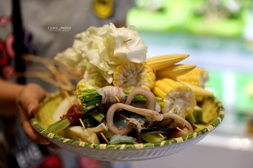 台中市西屯區道地四川噴香麻辣鍋 超過百種串串 一起實現撸串自由|餉串串-麻辣串串香(台中西屯麻辣串串鍋推薦)