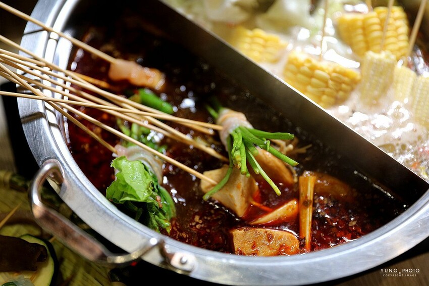 台中市西屯區道地四川噴香麻辣鍋 超過百種串串 一起實現撸串自由|餉串串-麻辣串串香(台中西屯麻辣串串鍋推薦)