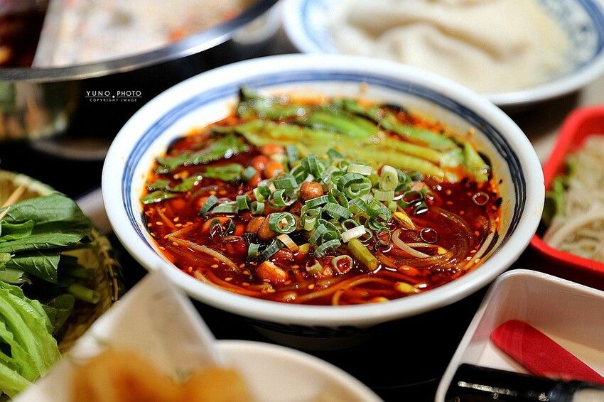 台中市西屯區道地四川噴香麻辣鍋 超過百種串串 一起實現撸串自由|餉串串-麻辣串串香(台中西屯麻辣串串鍋推薦)