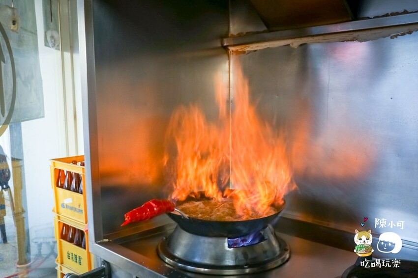 超過40年老店!網友推薦第一名薑母鴨是這間!米雪糕點起來,真的真的超正點好吃,紅標米酒直接灌進去噴火!