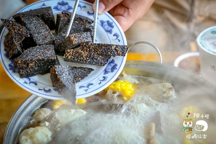 超過40年老店!網友推薦第一名薑母鴨是這間!米雪糕點起來,真的真的超正點好吃,紅標米酒直接灌進去噴火!