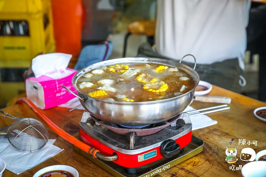 超過40年老店!網友推薦第一名薑母鴨是這間!米雪糕點起來,真的真的超正點好吃,紅標米酒直接灌進去噴火!