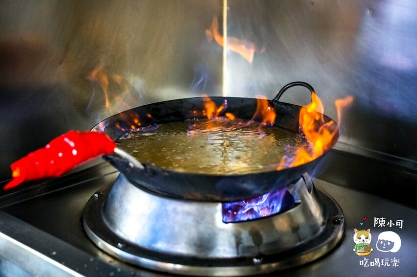 超過40年老店!網友推薦第一名薑母鴨是這間!米雪糕點起來,真的真的超正點好吃,紅標米酒直接灌進去噴火!