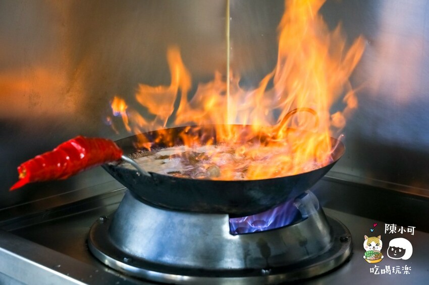 超過40年老店!網友推薦第一名薑母鴨是這間!米雪糕點起來,真的真的超正點好吃,紅標米酒直接灌進去噴火!