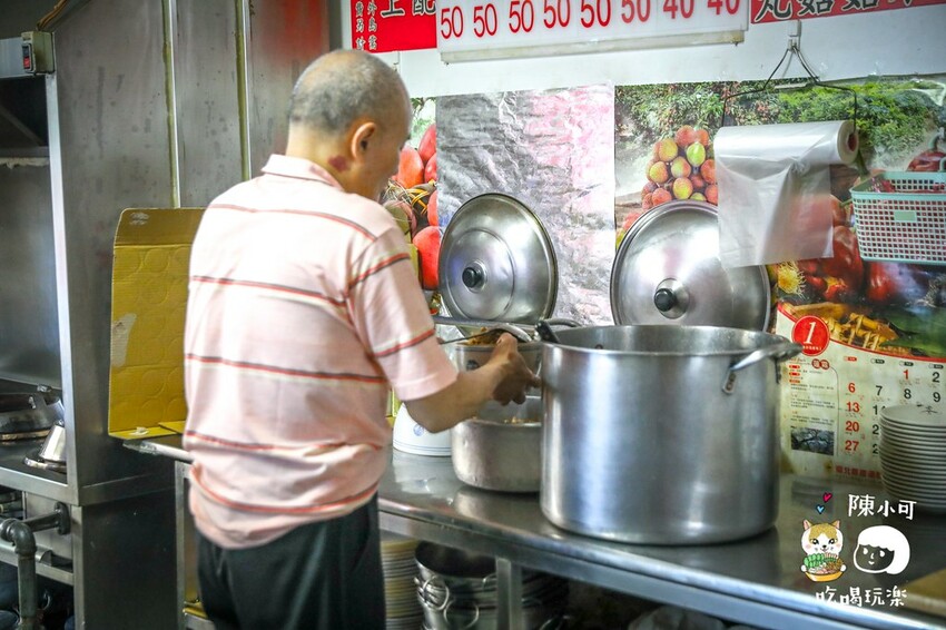 超過40年老店!網友推薦第一名薑母鴨是這間!米雪糕點起來,真的真的超正點好吃,紅標米酒直接灌進去噴火!