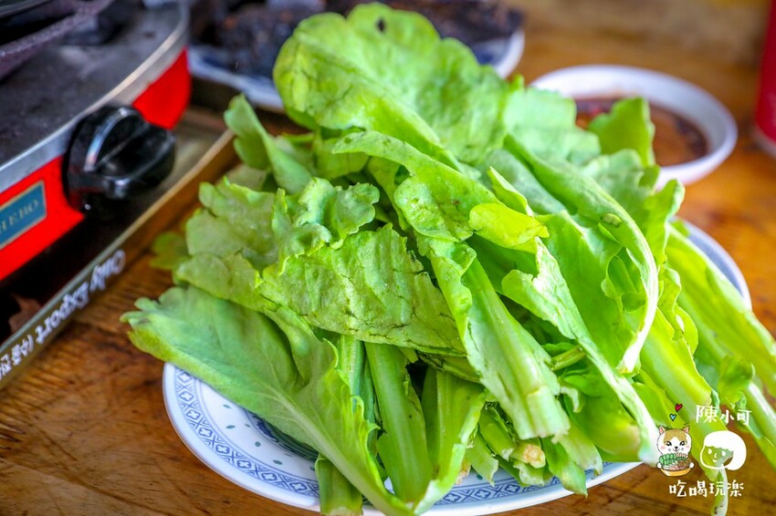 超過40年老店!網友推薦第一名薑母鴨是這間!米雪糕點起來,真的真的超正點好吃,紅標米酒直接灌進去噴火!