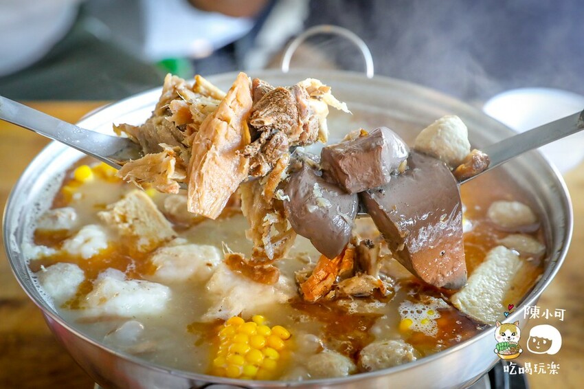 超過40年老店!網友推薦第一名薑母鴨是這間!米雪糕點起來,真的真的超正點好吃,紅標米酒直接灌進去噴火!