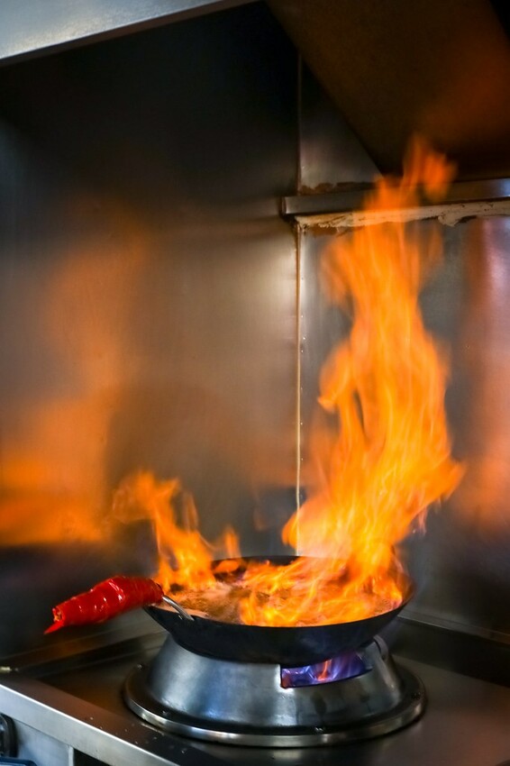 超過40年老店!網友推薦第一名薑母鴨是這間!米雪糕點起來,真的真的超正點好吃,紅標米酒直接灌進去噴火!