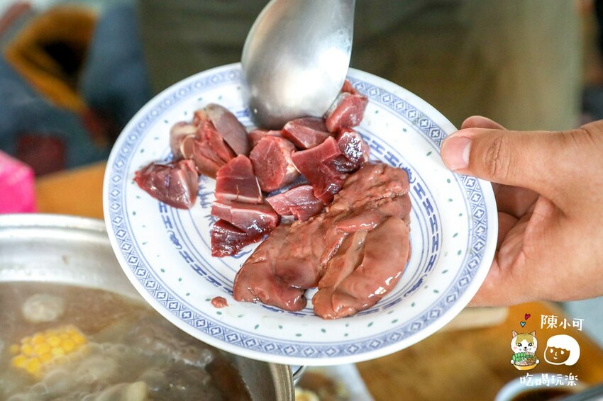 超過40年老店!網友推薦第一名薑母鴨是這間!米雪糕點起來,真的真的超正點好吃,紅標米酒直接灌進去噴火!