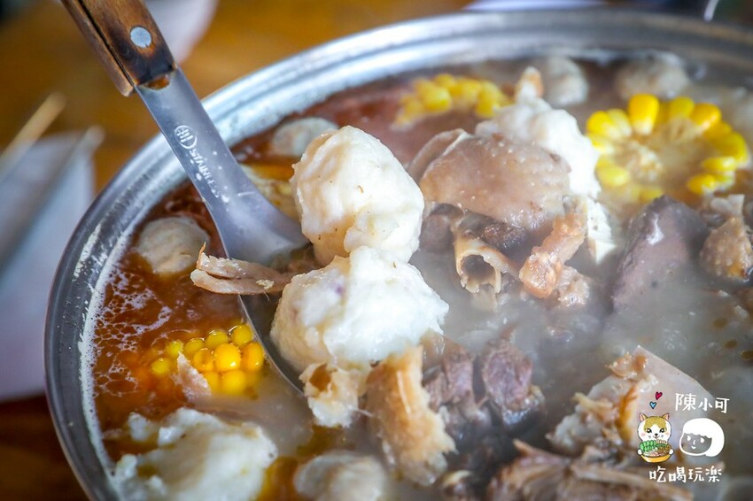 超過40年老店!網友推薦第一名薑母鴨是這間!米雪糕點起來,真的真的超正點好吃,紅標米酒直接灌進去噴火!