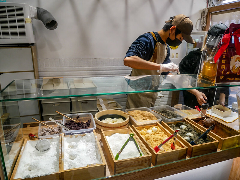 雙連站甜點推薦！灑白甜鮮奶麻糬販賣舖，純鮮奶手作Q彈麻糬必吃。