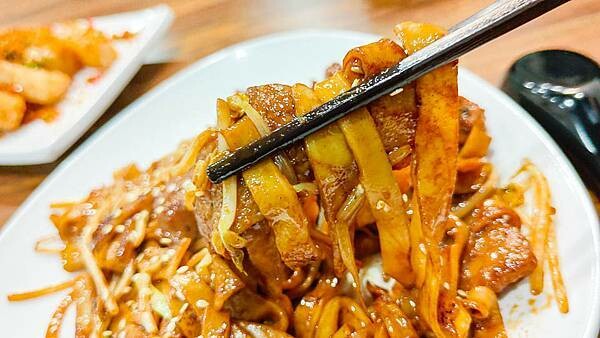 【板橋美食】宇記燒臘茶餐廳｜正宗港味餐廳！爆強實力乾炒牛河必點必吃