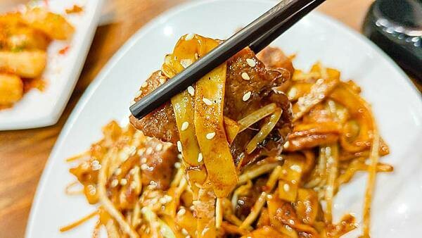 【板橋美食】宇記燒臘茶餐廳｜正宗港味餐廳！爆強實力乾炒牛河必點必吃