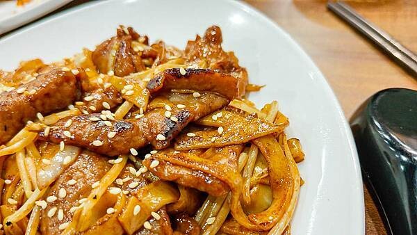 【板橋美食】宇記燒臘茶餐廳｜正宗港味餐廳！爆強實力乾炒牛河必點必吃