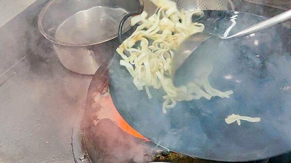 【板橋美食】宇記燒臘茶餐廳｜正宗港味餐廳！爆強實力乾炒牛河必點必吃