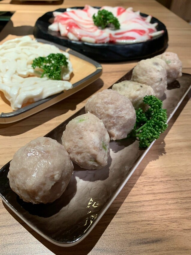 【台北】中山美食|手工殿麻辣鍋物 中山條通新開幕火鍋店 超浮誇造景火鍋 滿額送A5和牛