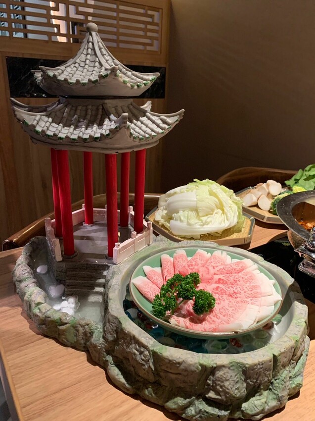 【台北】中山美食|手工殿麻辣鍋物 中山條通新開幕火鍋店 超浮誇造景火鍋 滿額送A5和牛