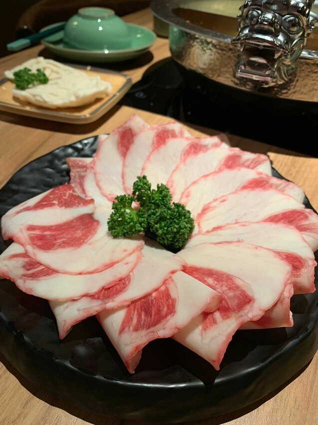 【台北】中山美食|手工殿麻辣鍋物 中山條通新開幕火鍋店 超浮誇造景火鍋 滿額送A5和牛