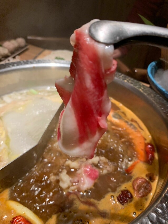 【台北】中山美食|手工殿麻辣鍋物 中山條通新開幕火鍋店 超浮誇造景火鍋 滿額送A5和牛