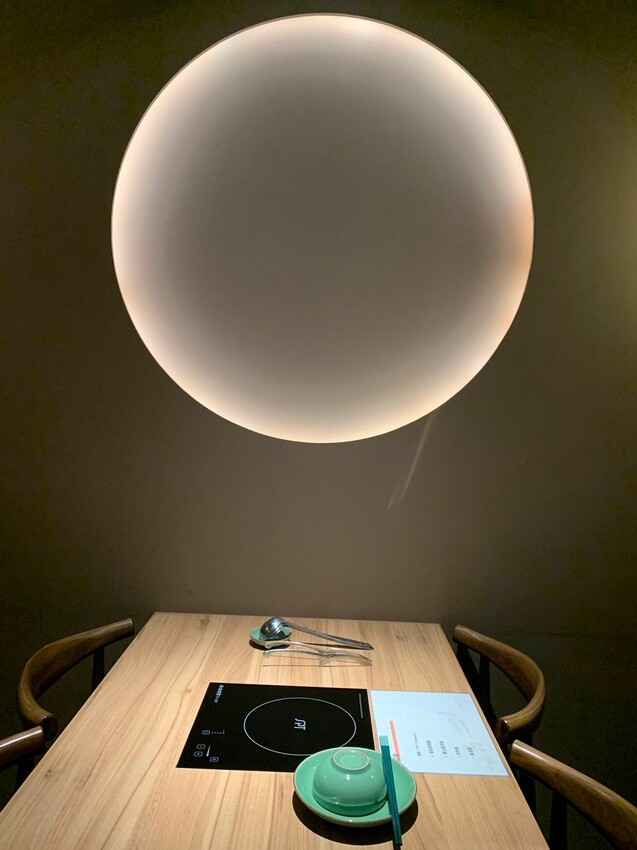 【台北】中山美食|手工殿麻辣鍋物 中山條通新開幕火鍋店 超浮誇造景火鍋 滿額送A5和牛